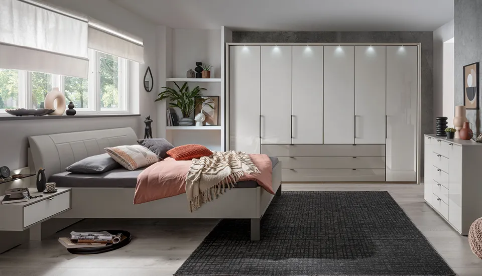 Ordnung trifft Entspannung.   Dieses Schlafzimmer begeistert mit klaren Linien, sanften Farben und cleverem Stauraum. Der perfekte Rückzugsort für alle, die Wert auf Design und Funktion legen.